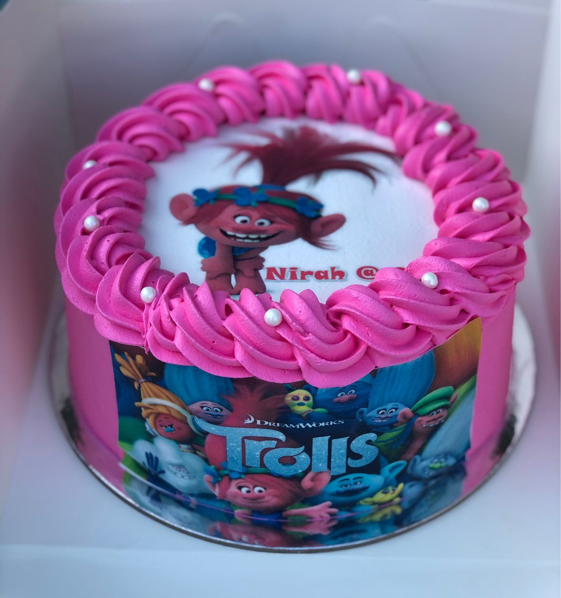 zisvngs's tweet photo. The troll way 🌸

#zisungs #accrabaker #poppytrollcake #edibleimage https://t.co/9W0g5Ss9H3