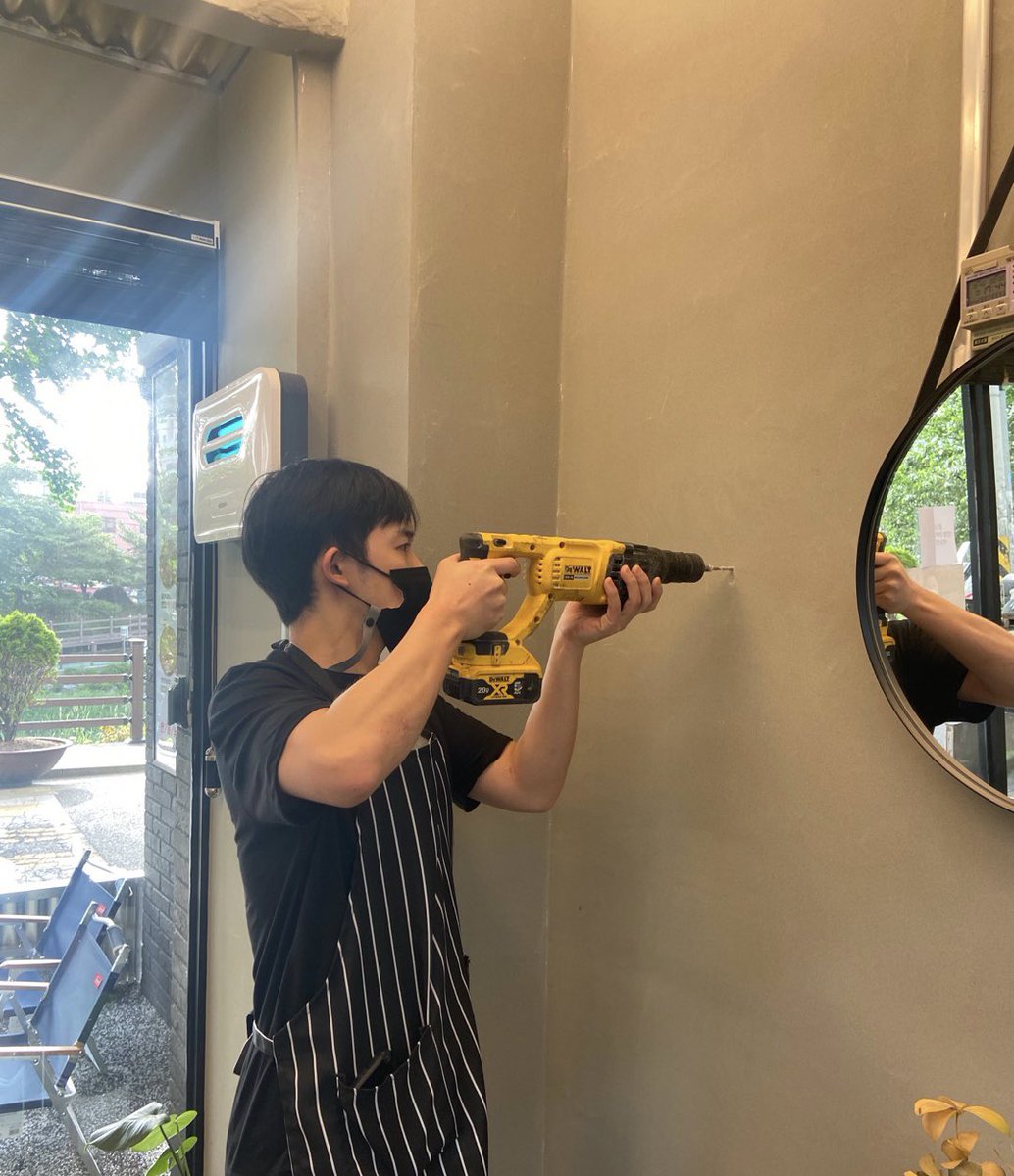 이런 모습 처음보는지
드릴 박는데 느닷없이 조카가 찍어준 사진 ㅋ
자영업자분들 존경합니다 할일 너무 많아..