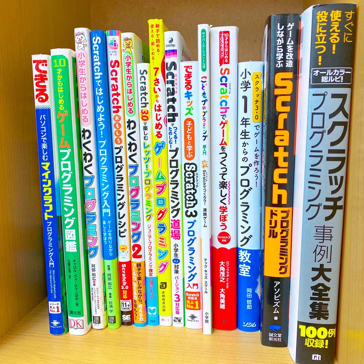 progmate2015's tweet image. 【プログメイト】にはプログラミングの本がたくさん取り揃えられてます📚
簡単でわかりやすい本もちょっと高度なプログラミングの本も積極的に読んでみてね🙆♀️✨
気になる本は貸し出しもオッケー👌!