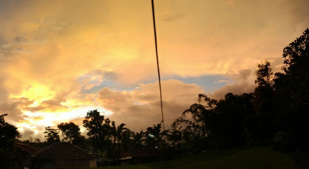 IniRahayu19's tweet photo. Golden light on the horizon began to night, widening his eyes when he saw all of the Creator(Allah)💛
-Inspiration "Achmad Rizky S. R " https://t.co/EeQI2Uj9Zp