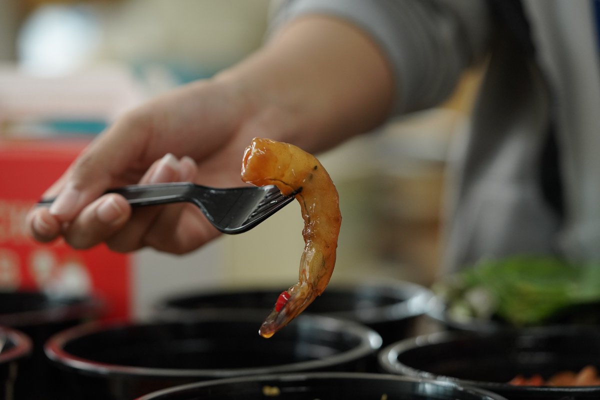 จะเรียกว่าเป็นร้านอาหารเกาหลีฟิวชั่นก็ว่าได้ กับร้าน  Chicken Club เพราะมีการสร้างสรรค์เมนูที่เข้ากับคนไทยหลากหลายเมนูเลยล่ะครับ ไก่ทอดร้านนี้ก็ขึ้นชื่ออยู่แล้ว แต่ยังมีเมนูอีกหลายเมนูเลยที่น่าสนใจ  สั่งได้ทาง LINE 
<a href="/chickenclubth/">chickenclubth</a> ได้เลย เสิร์ฟความอร่อยแบบ delivery ถึงบ้านกันเลย