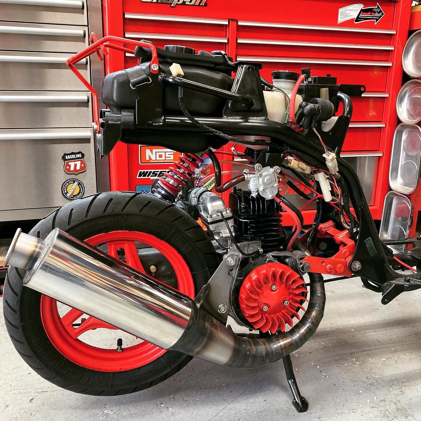 Fire Bomber うーんまさに大人のおもちゃ 2ストスクーターはいじると面白 すぎるー マルボロカラーもいいけど メカ感 もいい バイク屋 バイクショップ バイク修理 ファイヤーボンバー チャンプ 旧車スクーター カスタムスクーター 横浜 戸塚