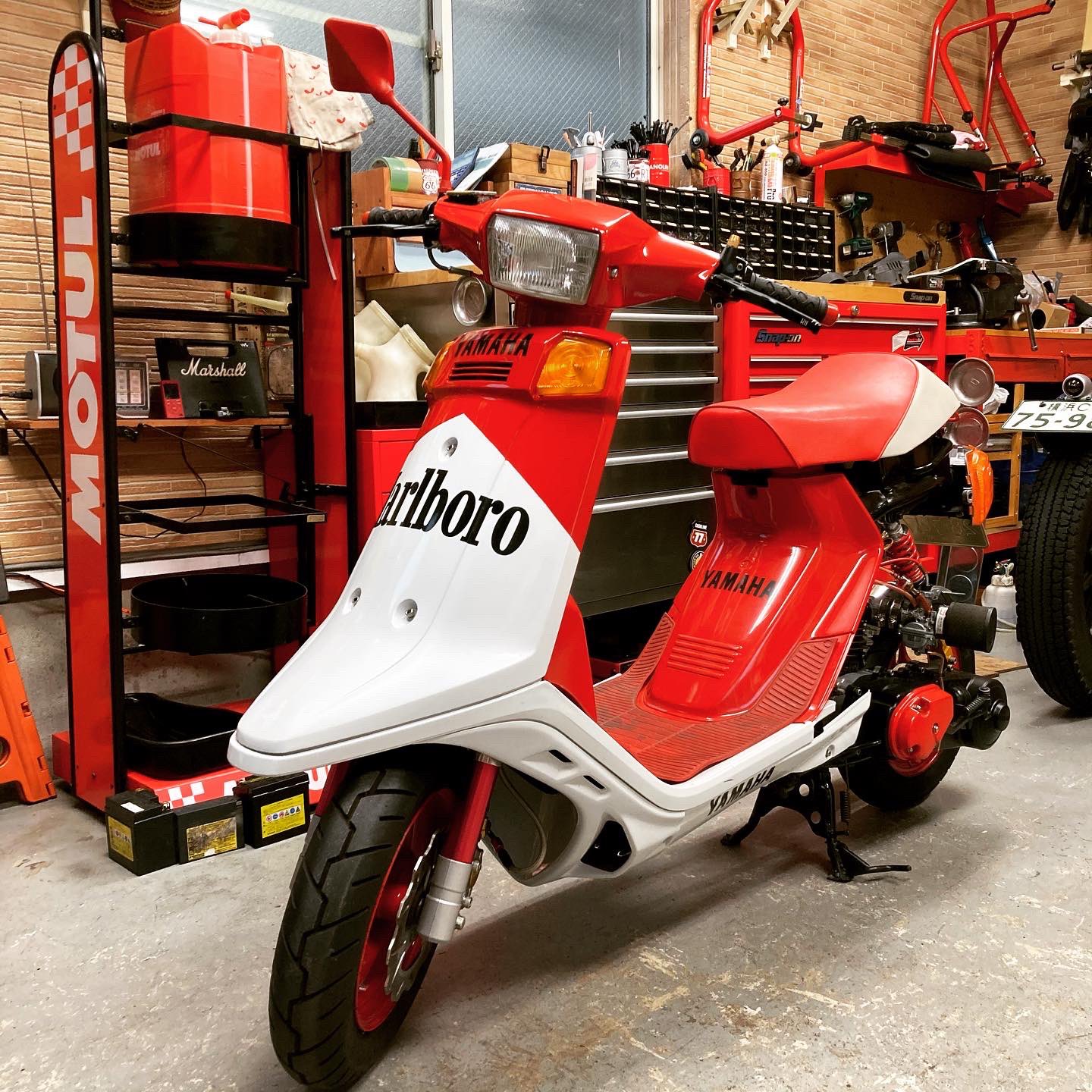 Fire Bomber うーんまさに大人のおもちゃ 2ストスクーターはいじると面白 すぎるー マルボロカラーもいいけど メカ感 もいい バイク屋 バイクショップ バイク修理 ファイヤーボンバー チャンプ 旧車スクーター カスタムスクーター 横浜 戸塚