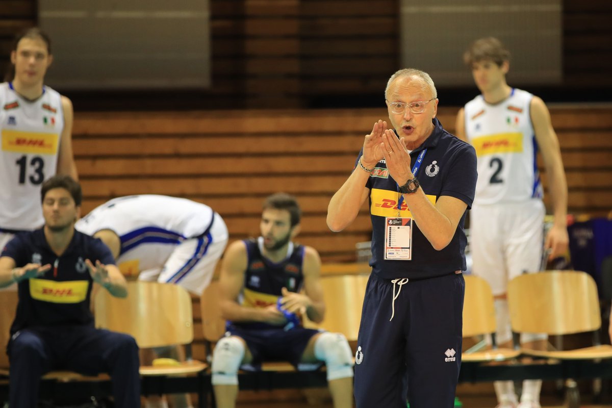 Federvolley's tweet photo. La nazionale #Under21 🇮🇹 maschile al lavoro a Darfo Boario Terme (BS) .
Ecco i 1⃣6⃣ atleti convocati dal tecnico federale Angiolino #Frigoni ➡️ https://t.co/jqvoXqME0s 

#volleyball https://t.co/Ff8KuwPzu8