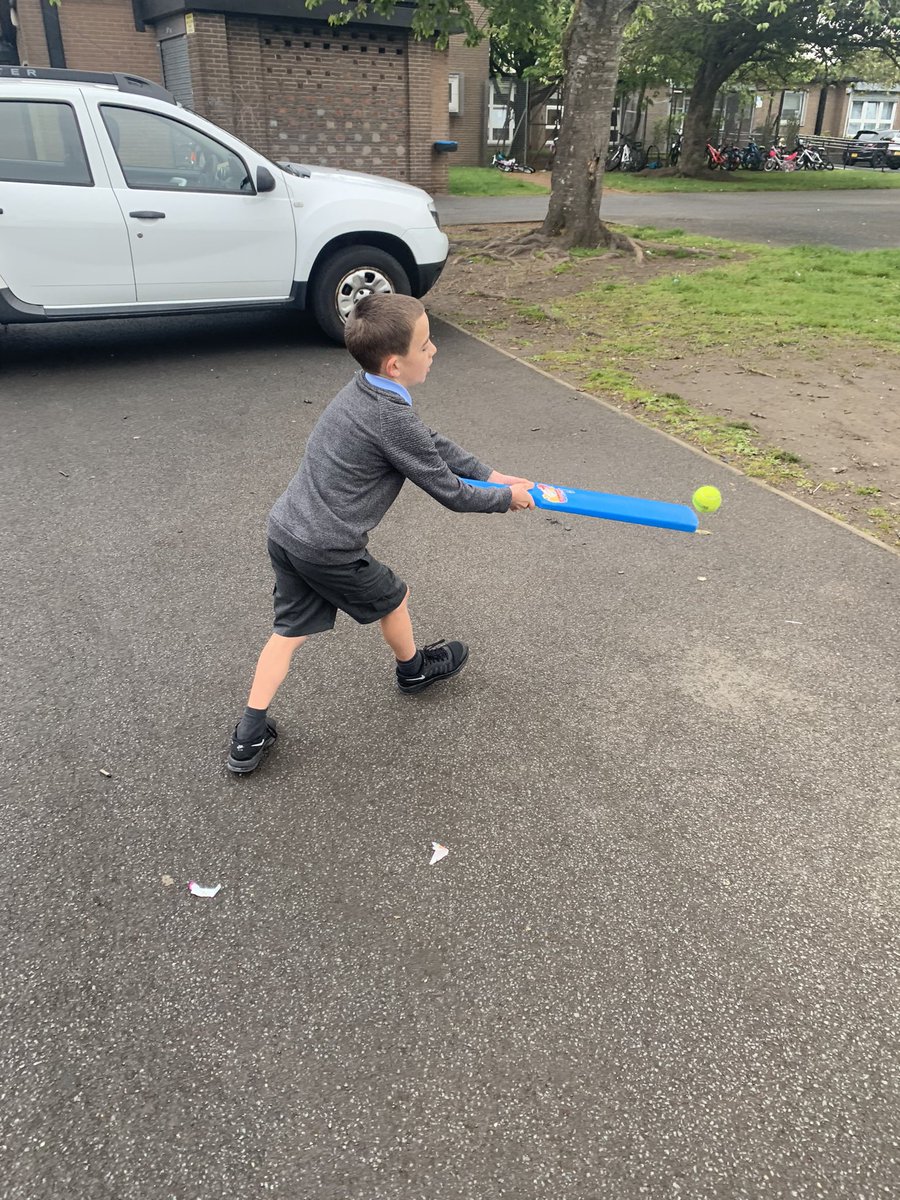 ross_twigg's tweet photo. Another great morning session of active play @ThorntreeHT We love to see the young people enjoying these sessions &amp; eager to participate #fun #active #happyyoungpeople #smilingfaces 😄🏃‍♀️🏸🏀@Jimmy_FARE @ChriskerrF @Actify @Thrive_Outdoors @InspiringSland https://t.co/FMQ8XVcKD4