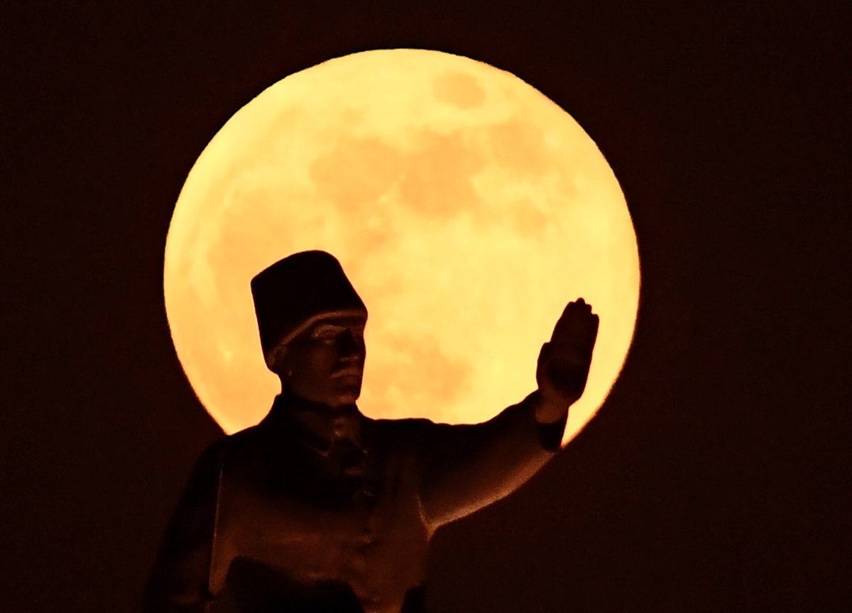 selsnmez's tweet photo. Kanlı dolunaya “dur” diyen Mehmetçik #Polatli #AnkaraPolatli  @PolatliBelediye @PolatliTicOdasi #Mehmetcik #Moon #fullmoon #Dolunay https://t.co/9ClGZ8czko