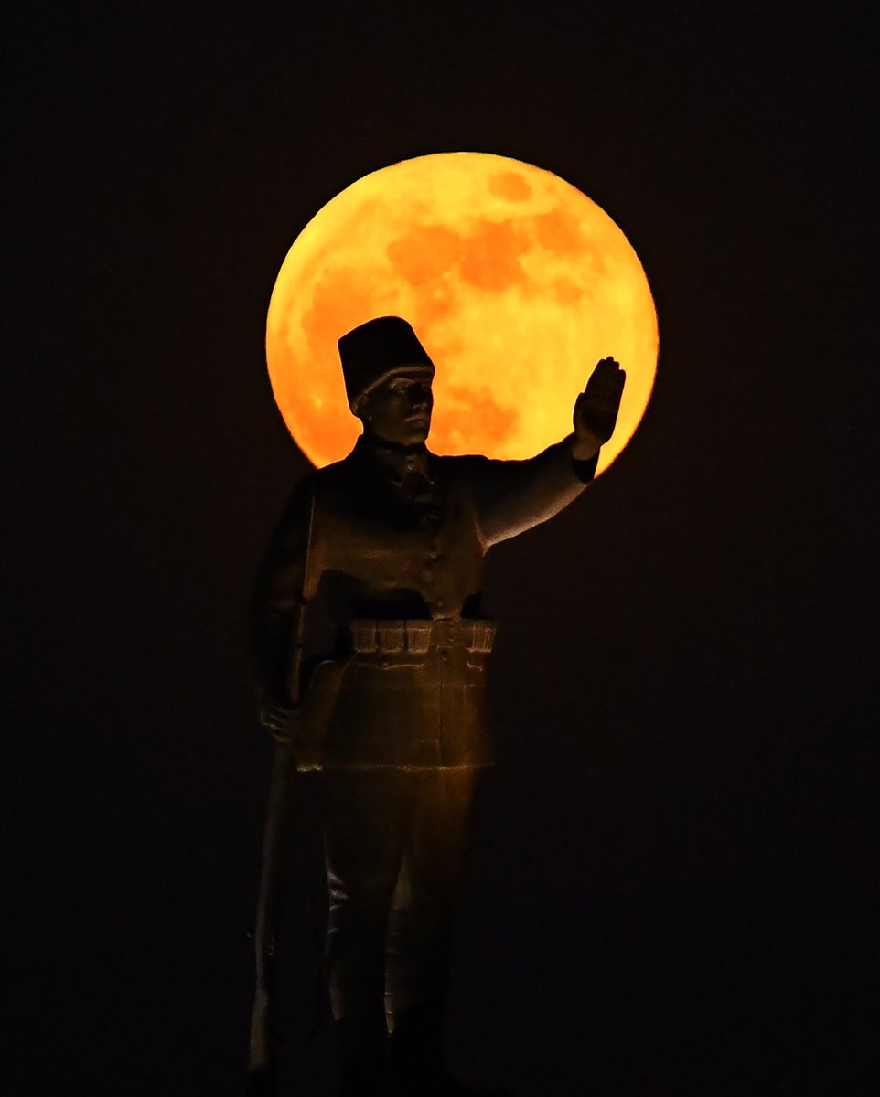 selsnmez's tweet photo. Kanlı dolunaya “dur” diyen Mehmetçik #Polatli #AnkaraPolatli  @PolatliBelediye @PolatliTicOdasi #Mehmetcik #Moon #fullmoon #Dolunay https://t.co/9ClGZ8czko
