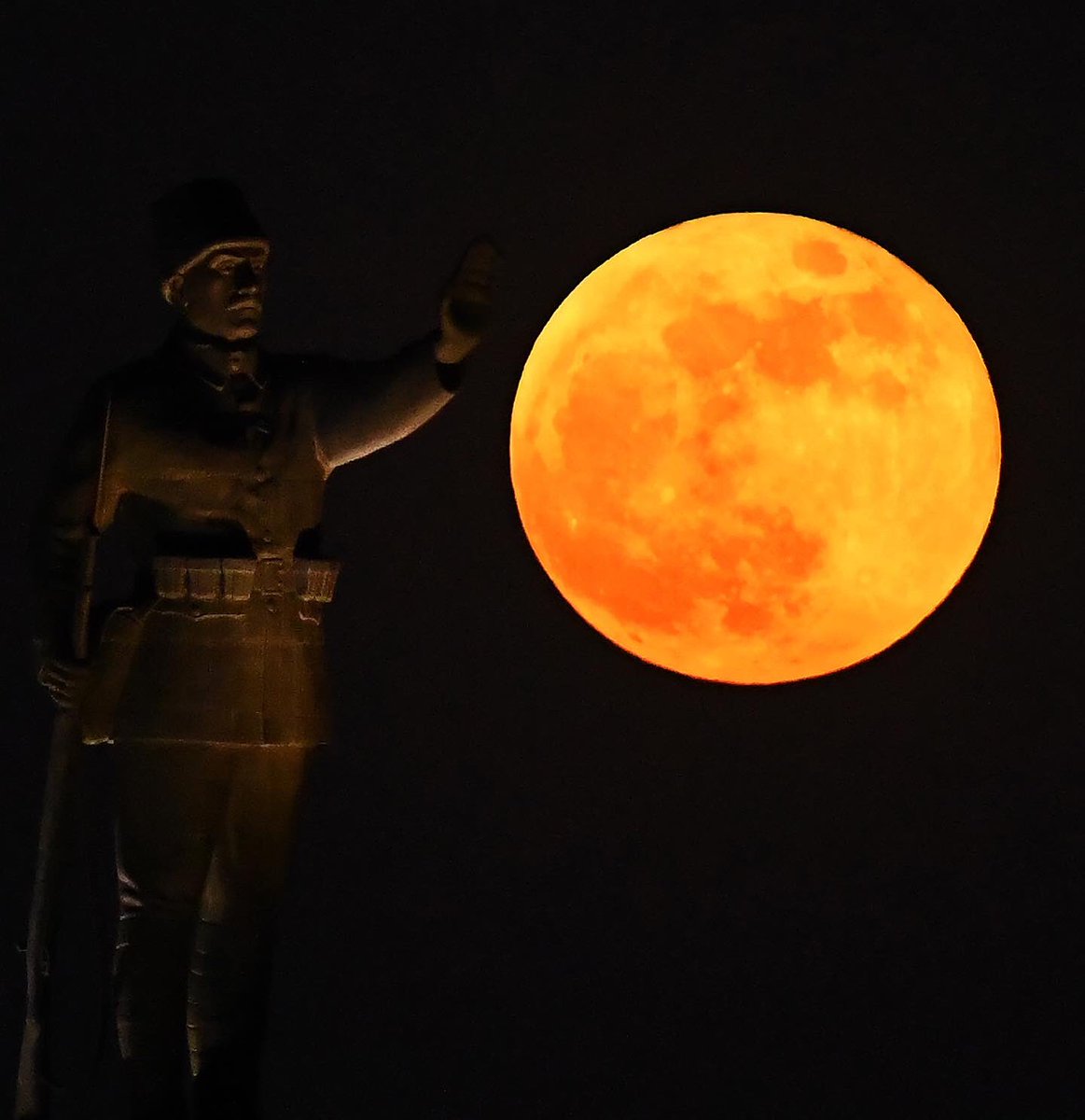 selsnmez's tweet photo. Kanlı dolunaya “dur” diyen Mehmetçik #Polatli #AnkaraPolatli  @PolatliBelediye @PolatliTicOdasi #Mehmetcik #Moon #fullmoon #Dolunay https://t.co/9ClGZ8czko
