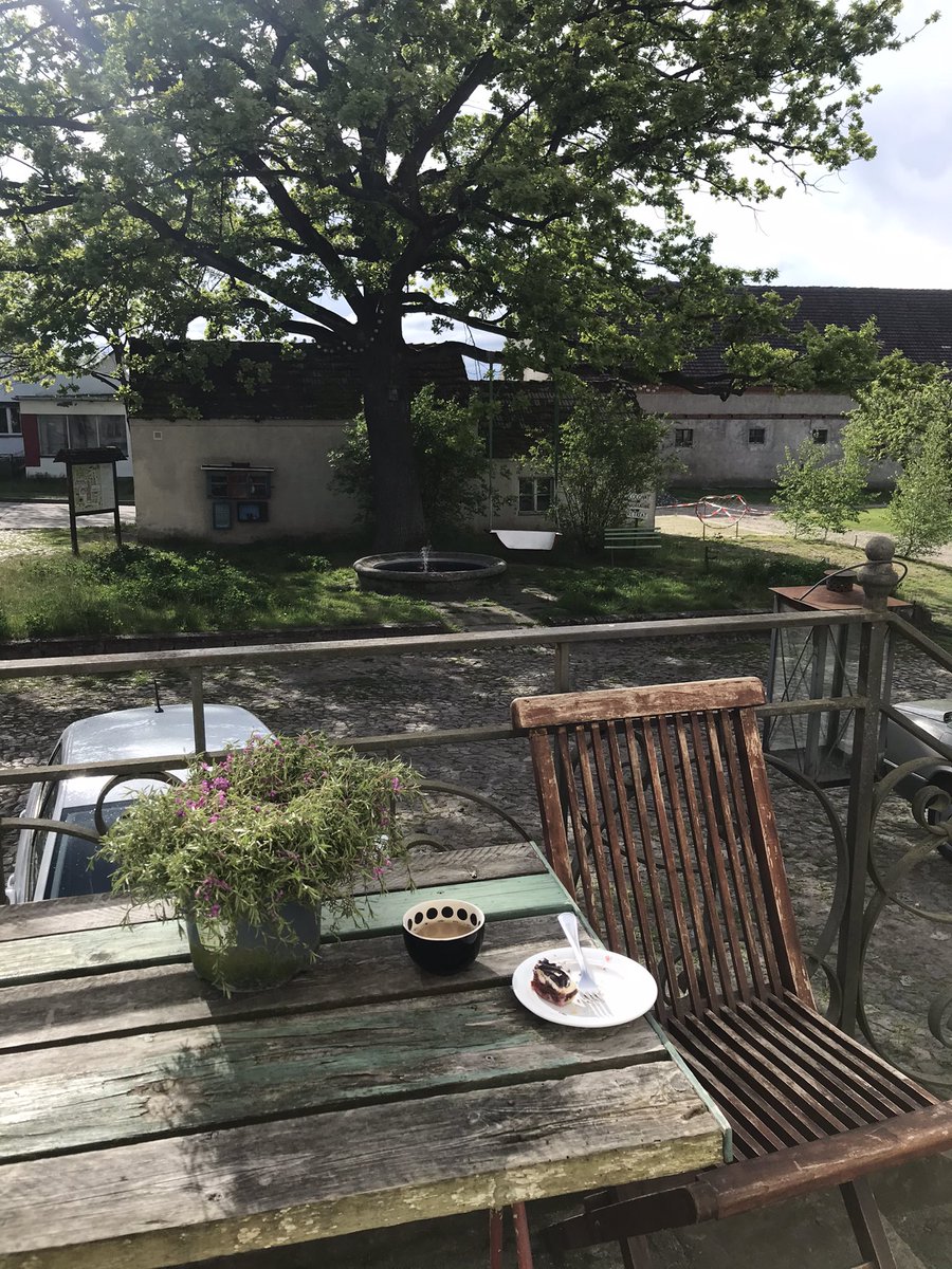 jmaclean0's tweet image. Another day working remotely in Brandenburg @workationRe and #Metaomics course @Physacourses. But.... 7h work = 7h work. Even with your toes in the grass 🧠💻🦶🏽