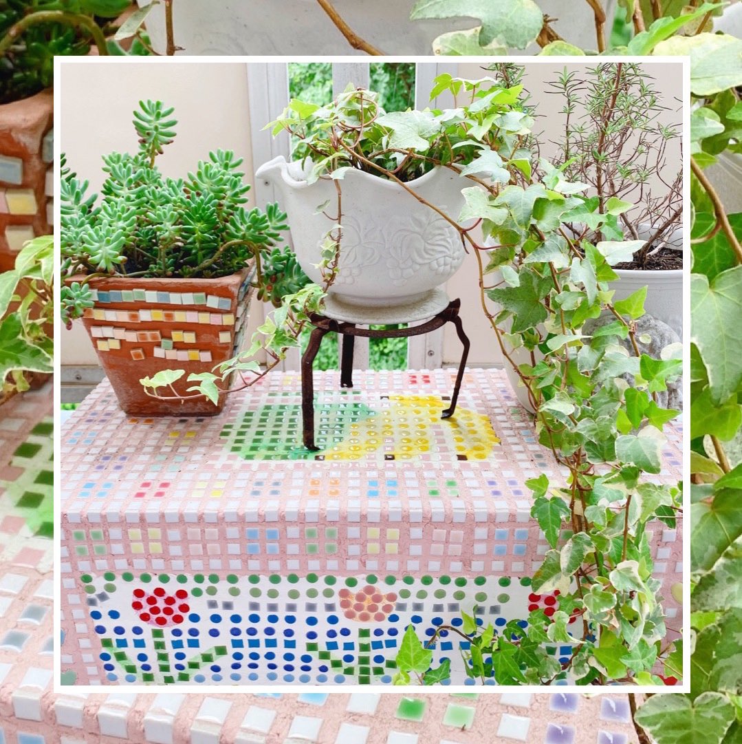りんごの木箱を土台に作ったタイルの花台はベランダで植物と共にワイルドさをまといつ さぶのイラスト りんごの木箱を土台に作ったタイルの花台はベランダで植物と共にワイルドさをまといつ さぶのイラスト