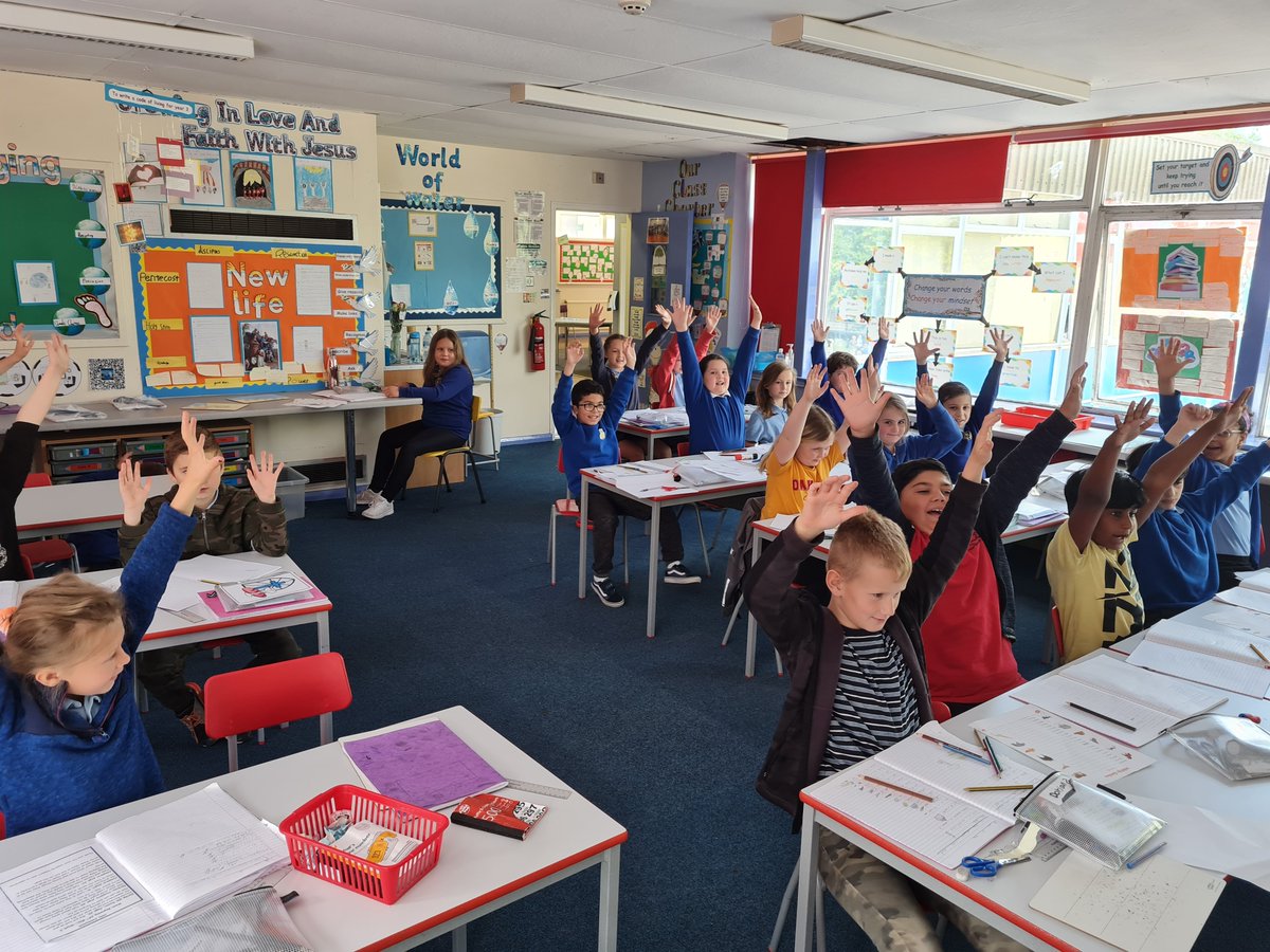 marys_rc's tweet image. A fantastic session with Lucy Owen exploring her book &apos;Flower Girl&apos; @SteveGeorge100 
#readingforpleasure 
#usingourimagination