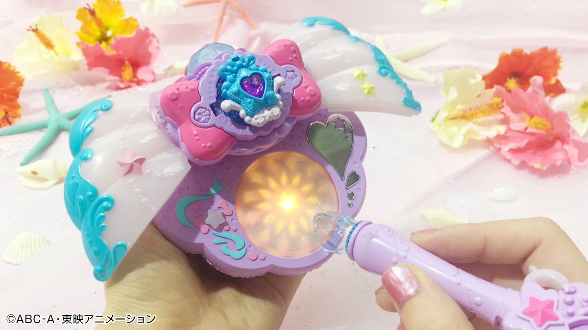 プリキュアおもちゃウェブ公式 くるくるアクションで変身 マーメイドアクアパクト に変身ハートクルリングをセット くるっと回して キュアラメール に変身 さらにパレットを回すと 技も発動できちゃいます プリキュア Precure トロプリ プリキュアおもちゃウェブ公式 くるくるアクションで変身 マーメイドアクアパクト に変身ハートクルリングをセット くるっと回して キュアラメール に変身 さらにパレットを回すと 技も発動できちゃいます プリキュア Precure トロプリ
