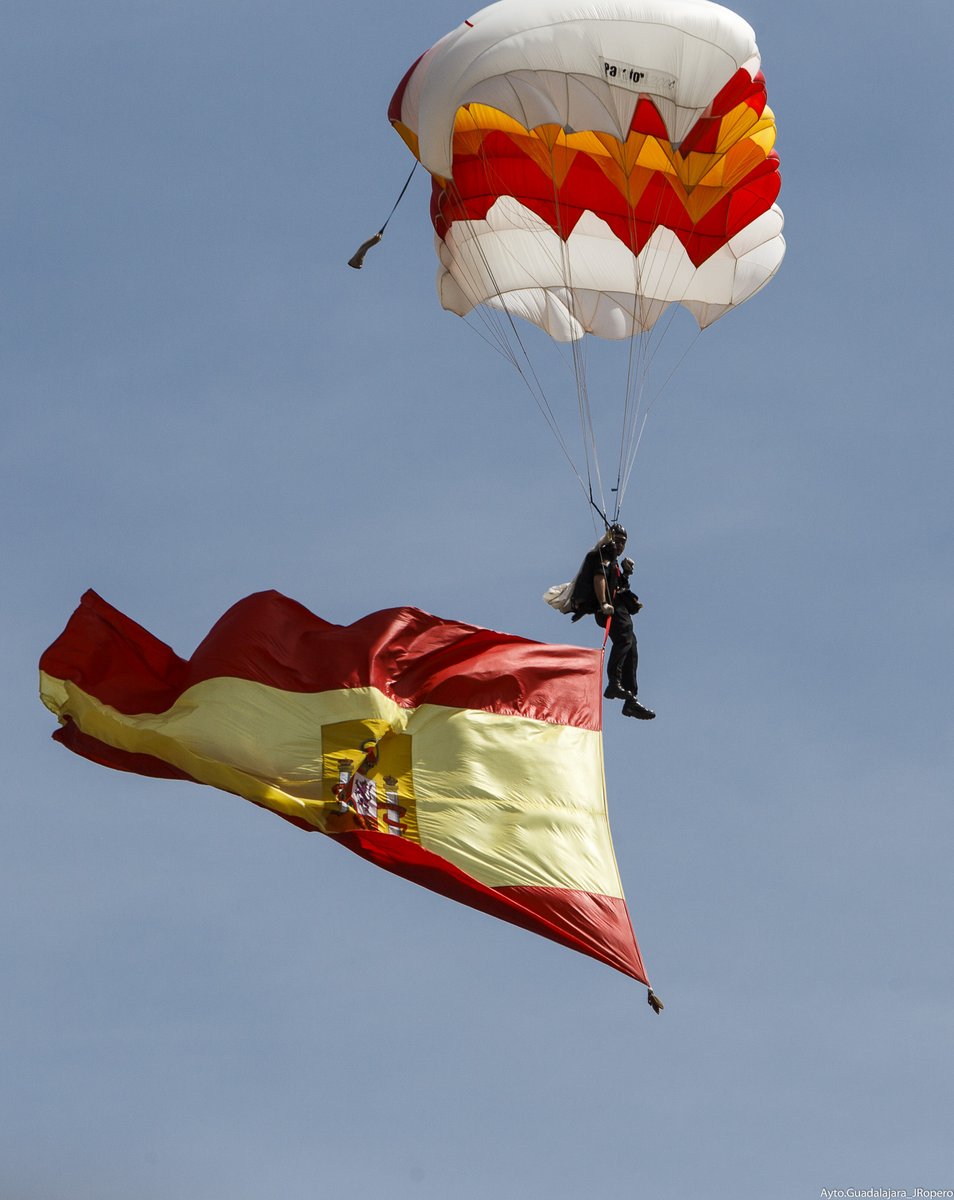 AntonioRomanJ's tweet photo. 🇪🇦 Hace 4 años tuve el inmenso honor de vivir como Alcalde de #Guadalajara el Día de las Fuerzas Armadas junto a SSMM los Reyes de España, @CasaReal. Nuestra ciudad se volcó con esta celebración. ¡Vivan nuestras Fuerzas Armadas! ¡Viva España! #DIFAS2017 https://t.co/CEO1JKDNXB