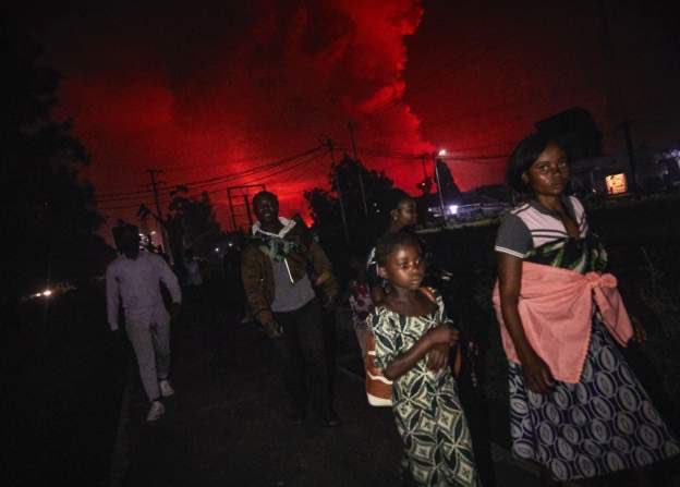 10.000vis af mennesker flygter fra #Goma pga frygt for nye udbrud af #Nyiragongo vulkanen 

Myndighederne anbefaler evakuering af store dele af Goma efter der er opstået flere 100 meter lange revner i jorden. 

<a href="/danskrodekors/">Røde Kors</a> og partnere hjælper med mad og husly.
#dkmedier
#dkaid
