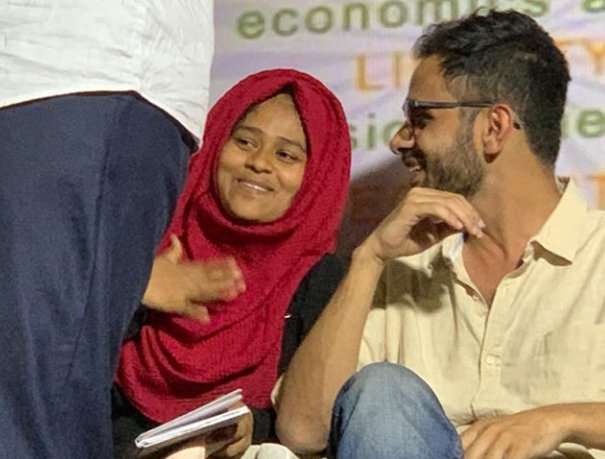 sadiyashk2001's tweet photo. Someone sent this pic to Umar bhai when our event was in Pune a year ago, n he told me, Sadiya! look "itni achhi tasveer ayi hai hamari" 
I truly felt like my big brother, who's giving me d energy to fight against d facism.
Umeed hai aap jld hamare beech honge
#ReleaseUmarKhalid https://t.co/9Mch7BlOLC