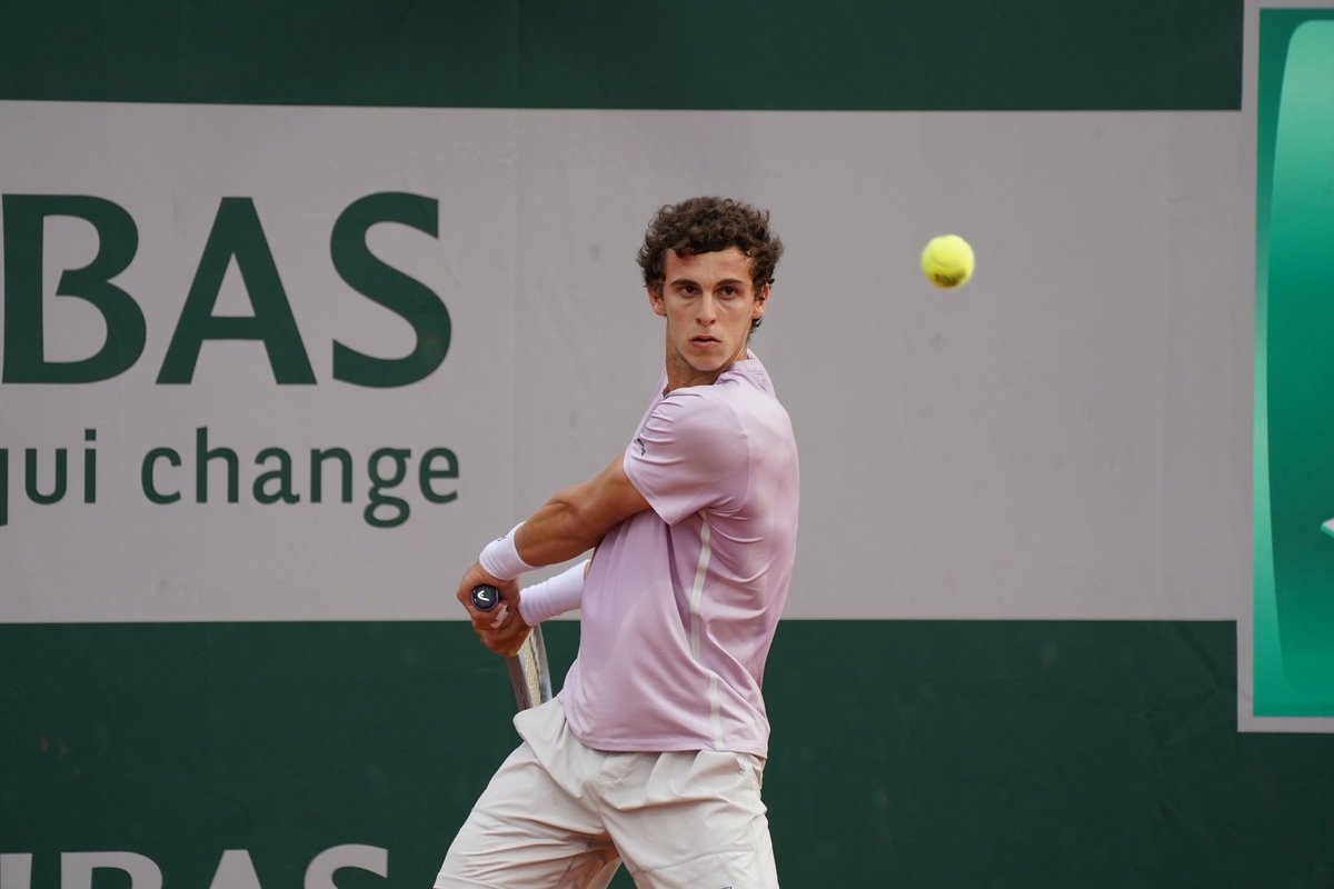 Jeu_Set_EtMatch's tweet photo. Juan Manuel #Cerundolo (n°147) 🇦🇷 passe le 2ème tour des qualifications de #RolandGarros ! Ce jeudi, il élimine Mohammed #Safwat (n°162) 🇪🇬 en deux sets 6-1, 6-2. Next ➡️ Laaksonen ou Varillas. #RG21 https://t.co/FVODfSFSPY