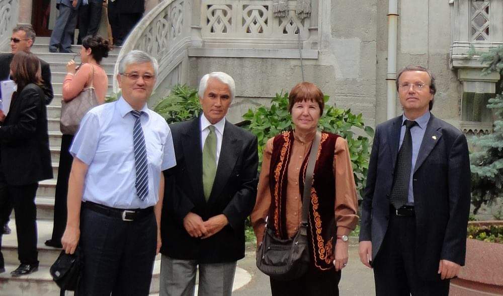 Tarihte Liderlik Seminerinde öğle arasında  İstanbul Üniversitesi Profesörler Evinde yemek çıkışı değerli hocalarım Prof. Dr. Abdülkadir Donuk, Prof. Dr. Gülçin Çandarlıoğlu ve dostum Prof. Dr. Halil Bal ile birlikte (2013). #türktarihçileri, #geneltürktarihi,