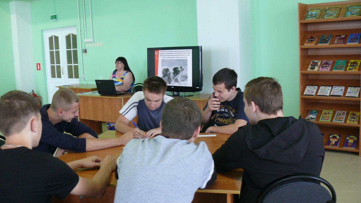 Chit_zal's tweet photo. В читальном зале #ДворецКниги прошёл квиз "Путь к Победе". Студенты Ульяновского профессионально-политехнического колледжа соревновались друг с другом, проверяя знания о событиях Великой Отечественной войны. Команда победителей была награждена памятными книгами #Культура73 #73reg https://t.co/Xl83saIaKd