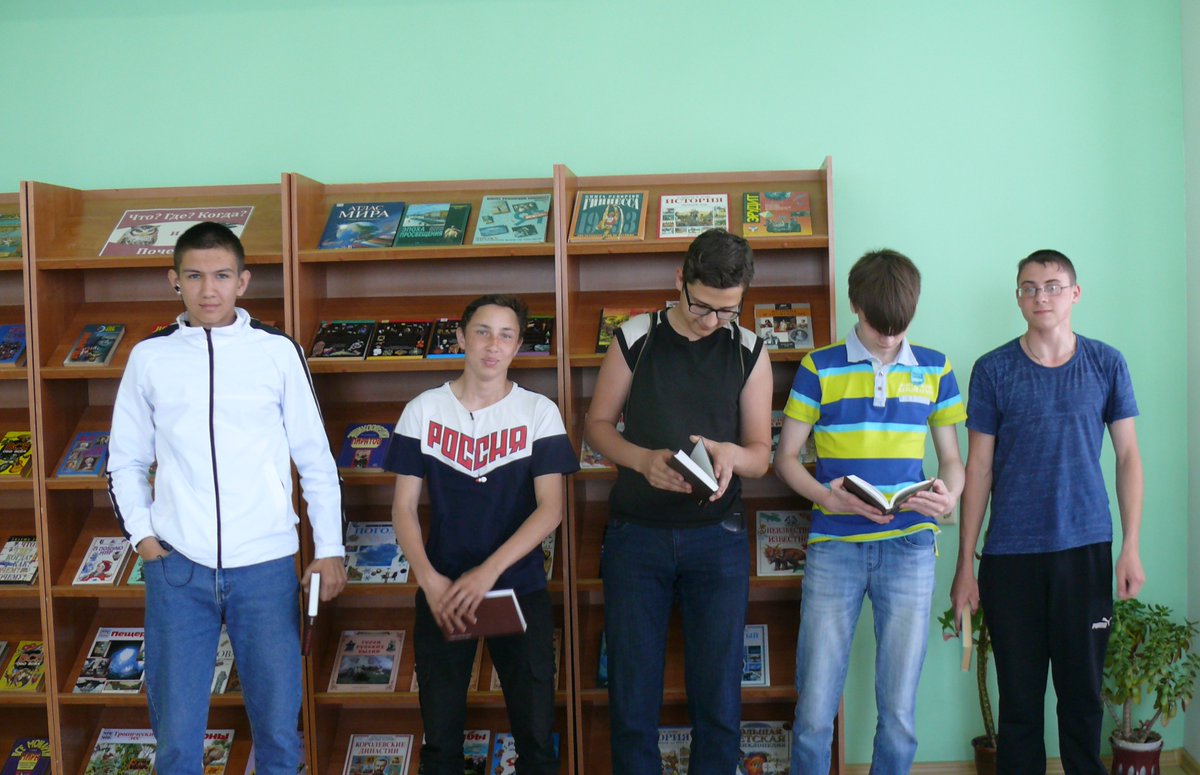 Chit_zal's tweet photo. В читальном зале #ДворецКниги прошёл квиз "Путь к Победе". Студенты Ульяновского профессионально-политехнического колледжа соревновались друг с другом, проверяя знания о событиях Великой Отечественной войны. Команда победителей была награждена памятными книгами #Культура73 #73reg https://t.co/Xl83saIaKd