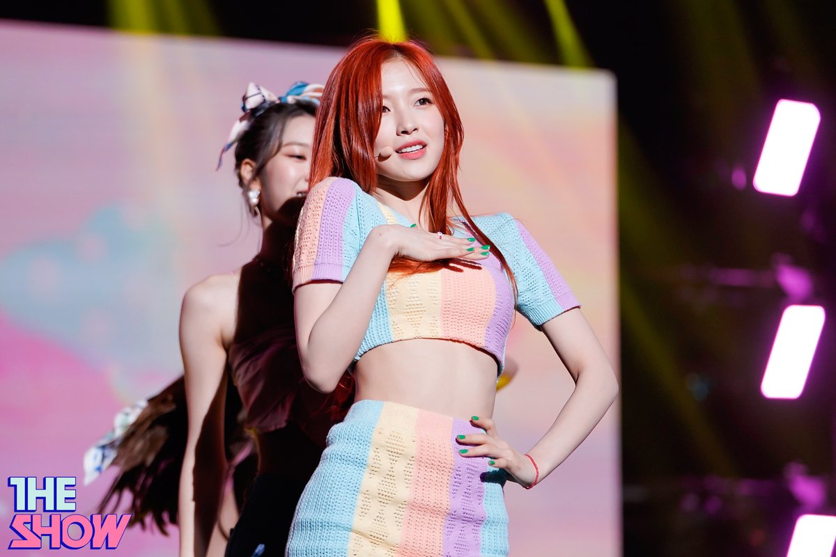 daiIyarin's tweet photo. ARIN at SBS MTV The Show 🌈

#아린 #ARIN https://t.co/3g9im0eCbF