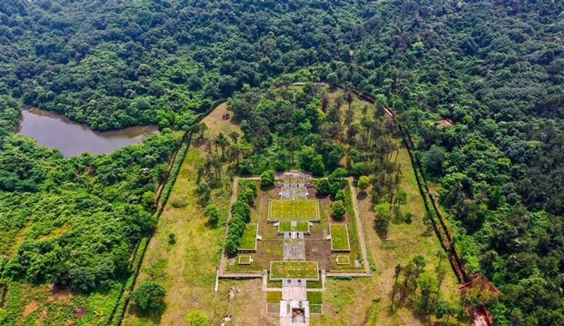 OpticsValleyCN's tweet photo. 💚The ancient king tomb in #OVC gets a facelift!

After years of renovation, the tomb of the King of Chu in the Ming Dynasty (1368-1644) at #OVC's Longquan Mountain has a fresh new look!👀🌲🚞 #OVCculture https://t.co/qkl7s9GRJy