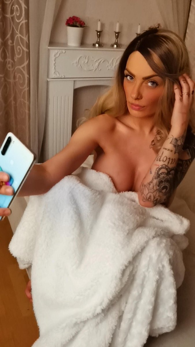 LNYLP21's tweet photo. Ani v ateliéru při focení nedám mobil z ruky 😆
Even in the studio, I don't give a cell phone out of my hand while taking photos 🤳💋
https://t.co/j9jDkoFhPN https://t.co/06NHZ6qOsy