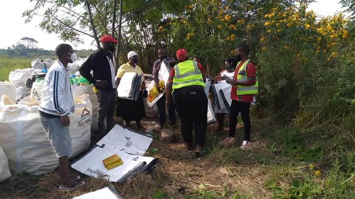 Isphepho_enviro's tweet photo. Isphepho Community Ambassadors Team (CAT) are members of the community that are collectors. We continue to engage and work together in increasing recycling volumes of Umlazi. Sharing of resources like bulk bags and recycling plastic from @PETCO_SA ... https://t.co/dZ3LuQdfcK