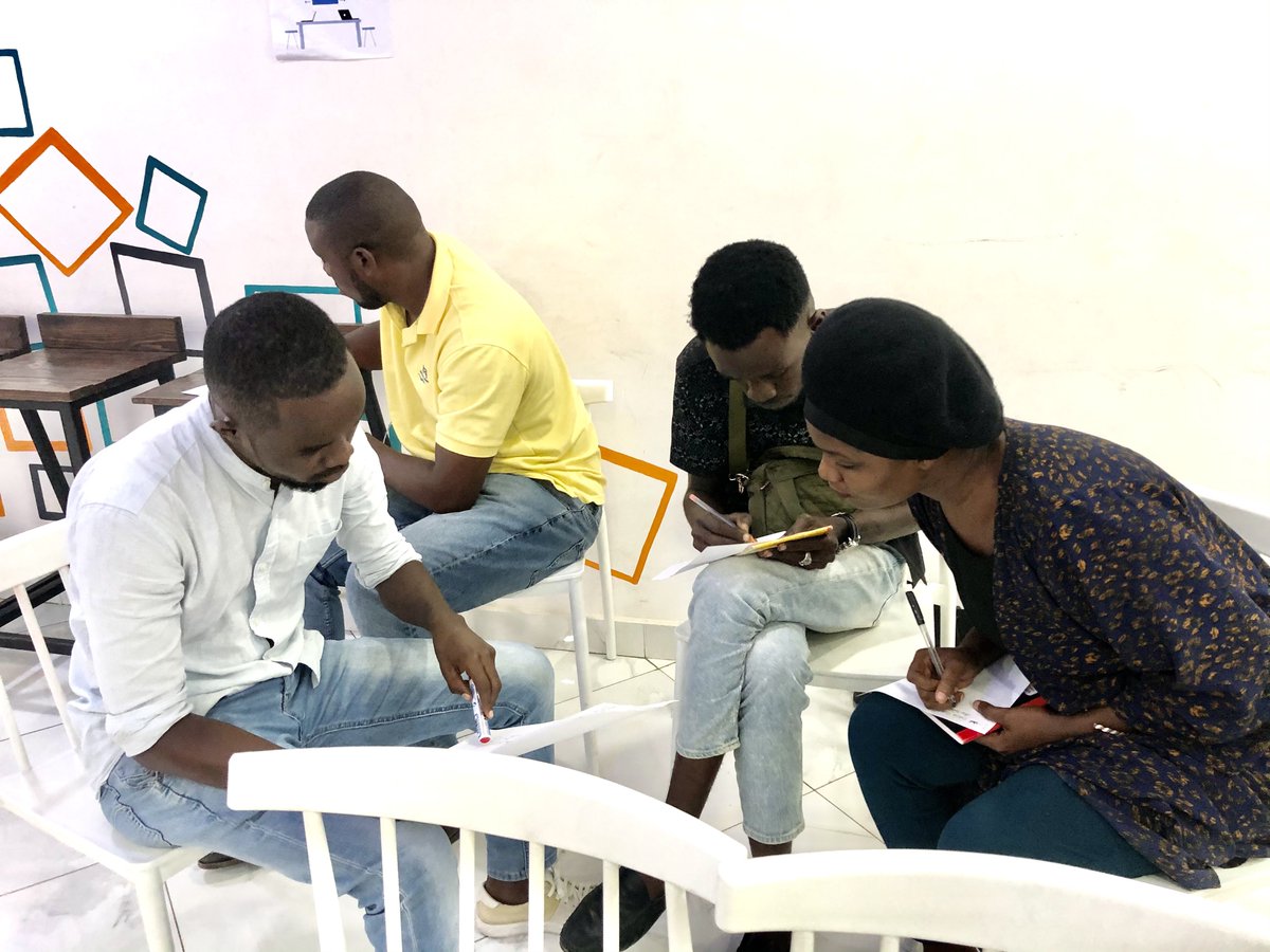 TOTAcademy's tweet photo. Wajasiriamali wamekaa kimakundi wakijadili juu ya namna ya kuboresha biashara zao mtandaoni wakigusia upande wa Walengwa wa biashara na Mitandao husika katika kukuza biashara hizo, #TOTAcademy #TOTBonanza https://t.co/EkNqFuQNAH