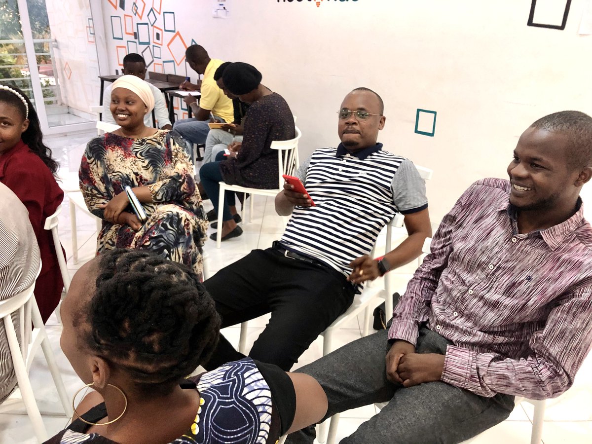 TOTAcademy's tweet photo. Wajasiriamali wamekaa kimakundi wakijadili juu ya namna ya kuboresha biashara zao mtandaoni wakigusia upande wa Walengwa wa biashara na Mitandao husika katika kukuza biashara hizo, #TOTAcademy #TOTBonanza https://t.co/EkNqFuQNAH