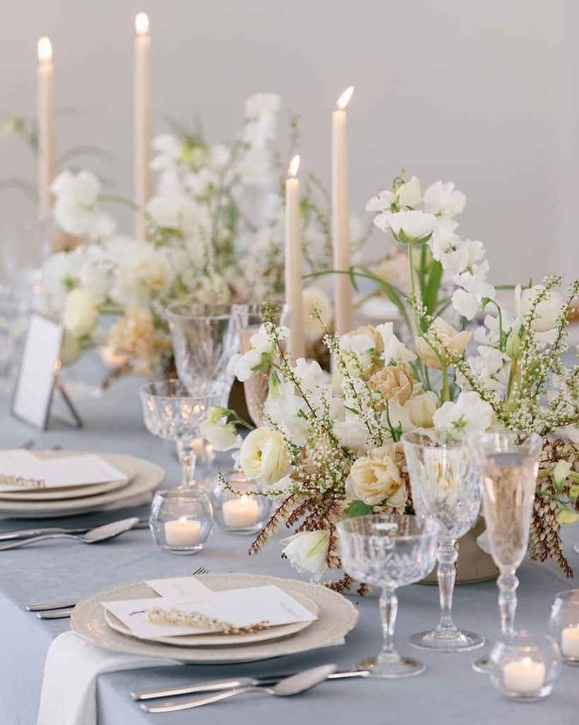 Adopting muted tones and soft-hued blue-gray linens and plates modernize this otherwise conventional dreamy look.

Planning and design: @alisonroseevents
Florals: @arrayfloral
Rentals: @lapinataparty
Linens: @luxe_linen
Venue: @homeslicehome
Photo: @gloriamesaphotography