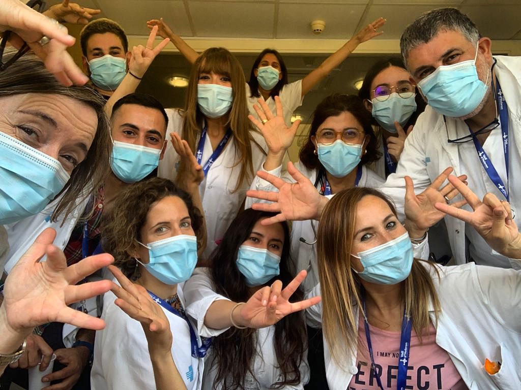 Hoy acaba la residencia nuestra R4! Congrats <a href="/JennyVerdesoto/">Jenny</a> #alergologa !Un placer tenerte, 4 años de vivencias y aprendizajes, momentos divertidos y otros más duros, incluida pandemia y estar en planta #COVID19!Te deseo lo mejor,y piensa que <a href="/AlergiaVH/">@alergia_VallHebron</a> siempre será tu familia😘