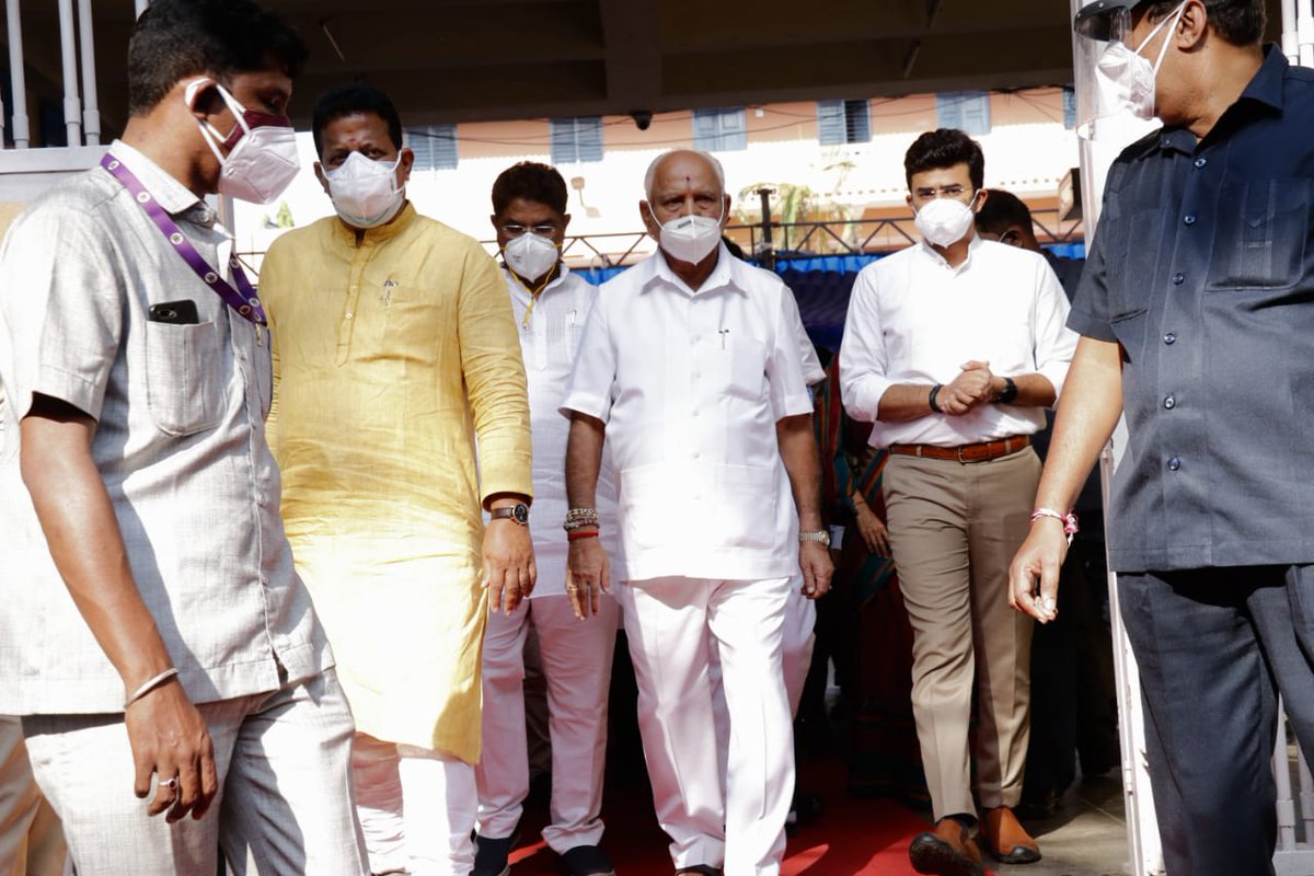 Tejasvi_Surya's tweet photo. Massive free vaccination camps for street vendors, metro workers &amp; slum dwellers in B'luru South under leadership of Hon CM @BSYBJP

It's GoK's endeavor to vaccinate maximum people at shortest span in B'luru

K'taka has vaccinated 1 crore+ people as on today

#LargestVaccineDrive https://t.co/ZRclvGRx2u