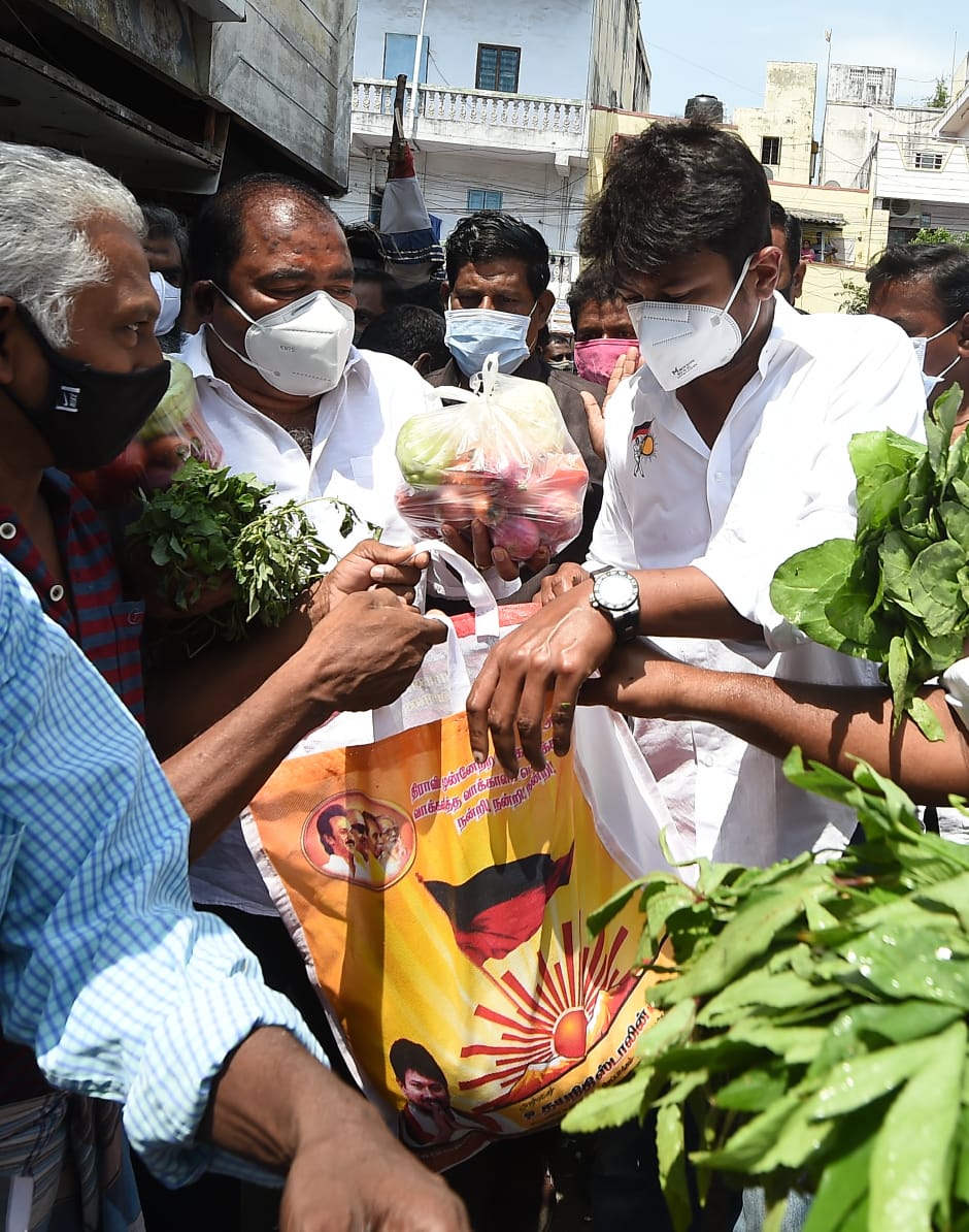 Udhaystalin's tweet photo. திருவல்லிக்கேணி பகுதி, 120 வது வட்டம், செல்லையா தோட்டம் பகுதியில் வசிக்கும் பொதுமக்களை சந்தித்து அரிசி,மளிகை போன்ற நிவாரண பொருட்களை வழங்கினோம். மேலும், தடுப்பூசி செலுத்திக்கொண்டு கொரோனாவை விரட்டுவோம் எனவும் அவர்களிடம் கேட்டுக்கொண்டேன்.
@nchitrarasu @arpmkamaraj #ICFShankar https://t.co/SviezyqI91