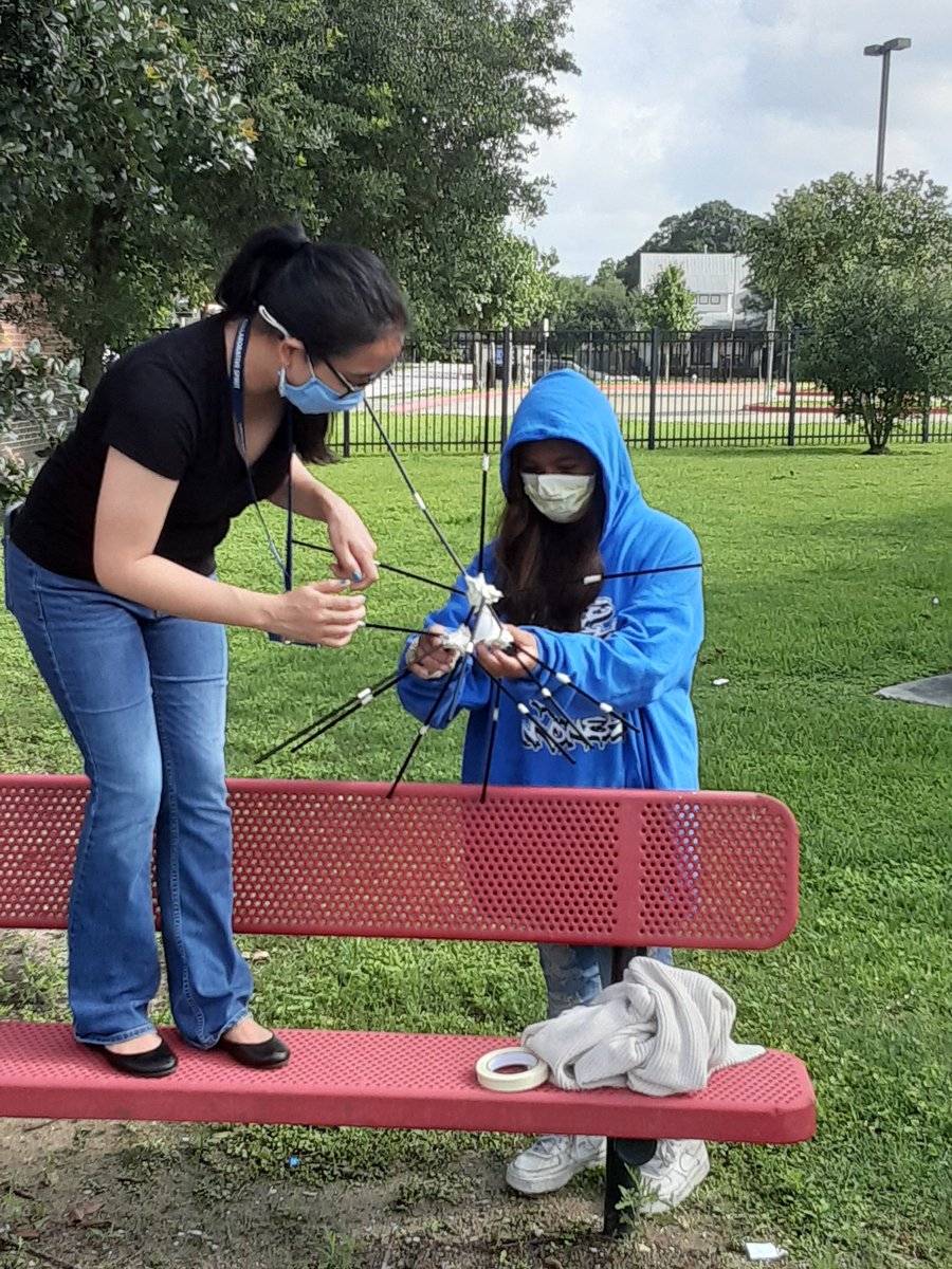 ewelibrary's tweet photo. School is cool even on the last day. Ms. Pierson's class had a blast doing egg drop experiments.@ewelibrary @ewesbisd https://t.co/EUhzdcXNnm