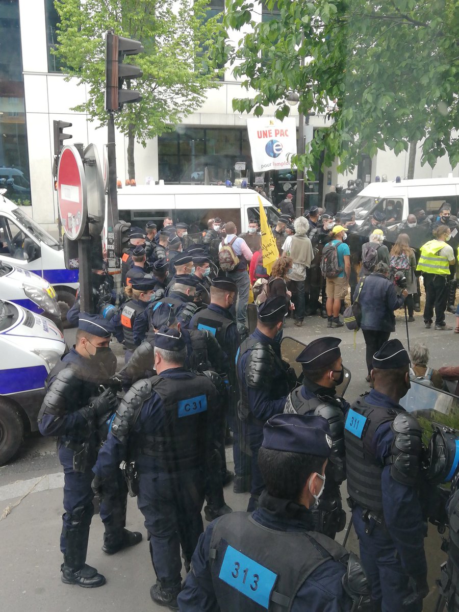 "On veut pas se faire verbaliser" les paysannes et paysans de la <a href="/ConfPaysanne/">Conf' Paysanne</a> chantent en chœur alors que les forces de l'ordre veulent tous les verbaliser... pour une action syndicale ! Entrave à la liberté de manifester. #PACpourlEmploi #ChangeonsDePAC