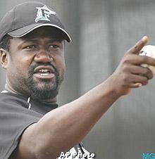 JFB167's tweet photo. @darrenrovell Antonio Alfonseca and his extra finger. https://t.co/6vSqS4coxn