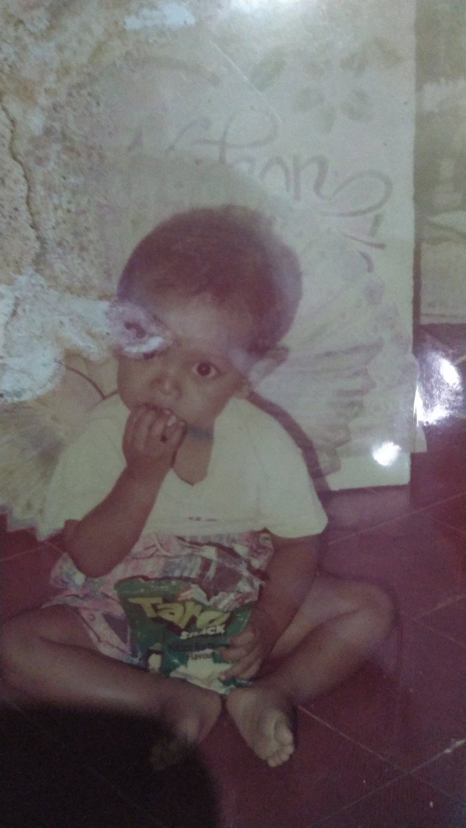 Ini pas Usia gw 1 setengah tahun alhamdulillah memory otak gw masih bisa inget kejadian ini dari abis digendong terus makan ciki taro terus ditinggal kedalem, terus ada mbak atau mas yg foto 😂