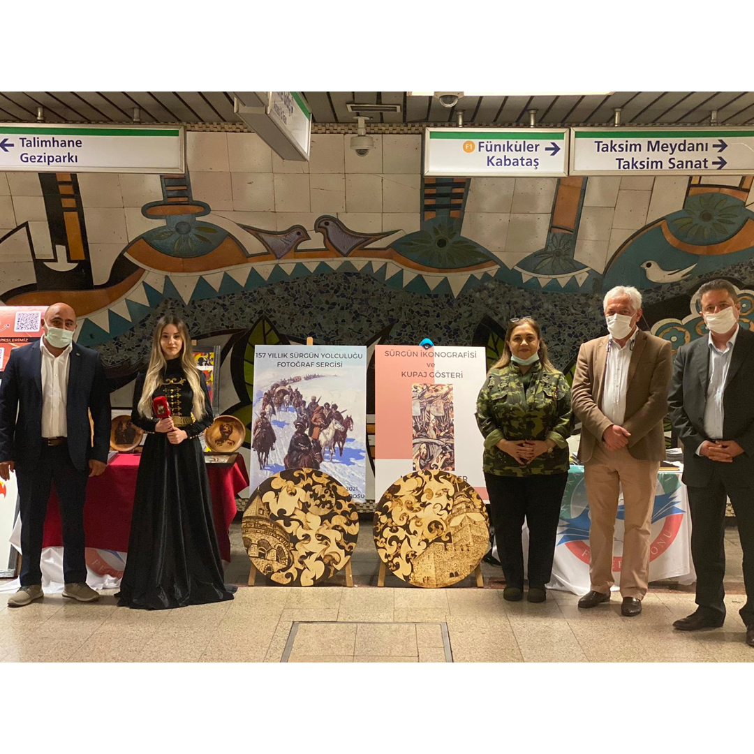 İYİ Parti İstanbul Kültür, Sanat, Spor ve Sağlık Başkanlığı ile Uluslararası İlişkiler Başkanlığı Türk Dünyası Komisyonumuzca, acısı hiç dinmeyecek Çerkes sürgünü ve soykırımı konulu Taksim metro istasyonundaki "157 Yıllık Sürgün Yolculuğu" adlı fotoğraf sergisini ziyaret ettik.