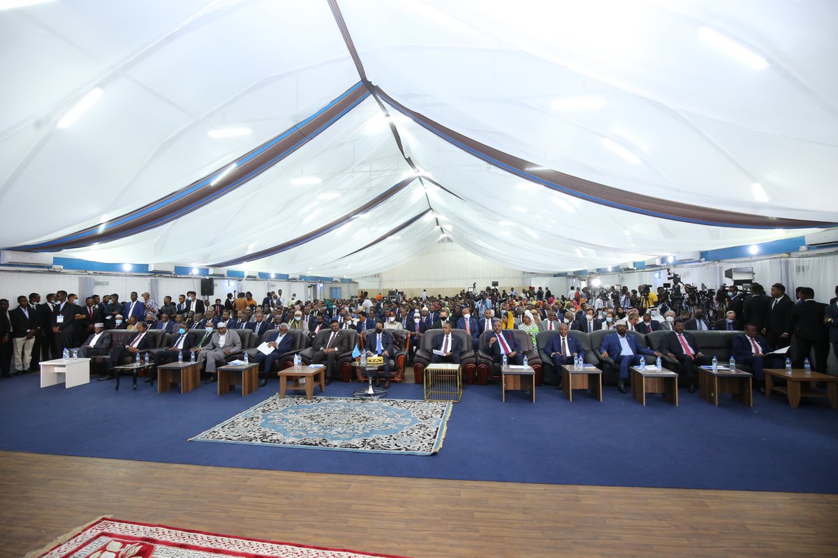 TheVillaSomalia's tweet photo. MadaxweynahaJFS Mudane @M_Farmaajo ayaa ugu hambalyeeyey shacabka Soomaaliyeed heshiiska dhammeystirka wadahadalladii ku saabsanaa hirgelinta doorashada oo ku salaysan heshiiskii 17-ka Sabteembar iyo is afgaradkii magaalada Baydhabo ee Guddiga Farsamada Arrimaha Doorashooyinka. https://t.co/nyvcGxJ893