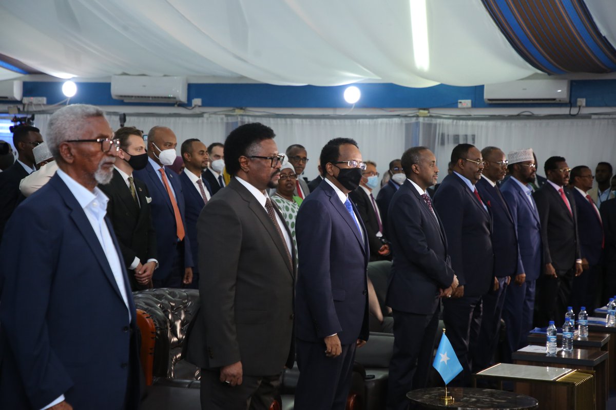 TheVillaSomalia's tweet photo. MadaxweynahaJFS Mudane @M_Farmaajo ayaa ugu hambalyeeyey shacabka Soomaaliyeed heshiiska dhammeystirka wadahadalladii ku saabsanaa hirgelinta doorashada oo ku salaysan heshiiskii 17-ka Sabteembar iyo is afgaradkii magaalada Baydhabo ee Guddiga Farsamada Arrimaha Doorashooyinka. https://t.co/nyvcGxJ893