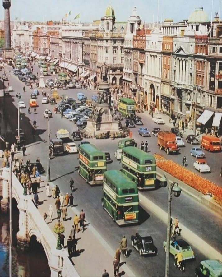 #FlashbackFriday to a busy O'Connell Street in 1950 📷 via @dublin_archive1