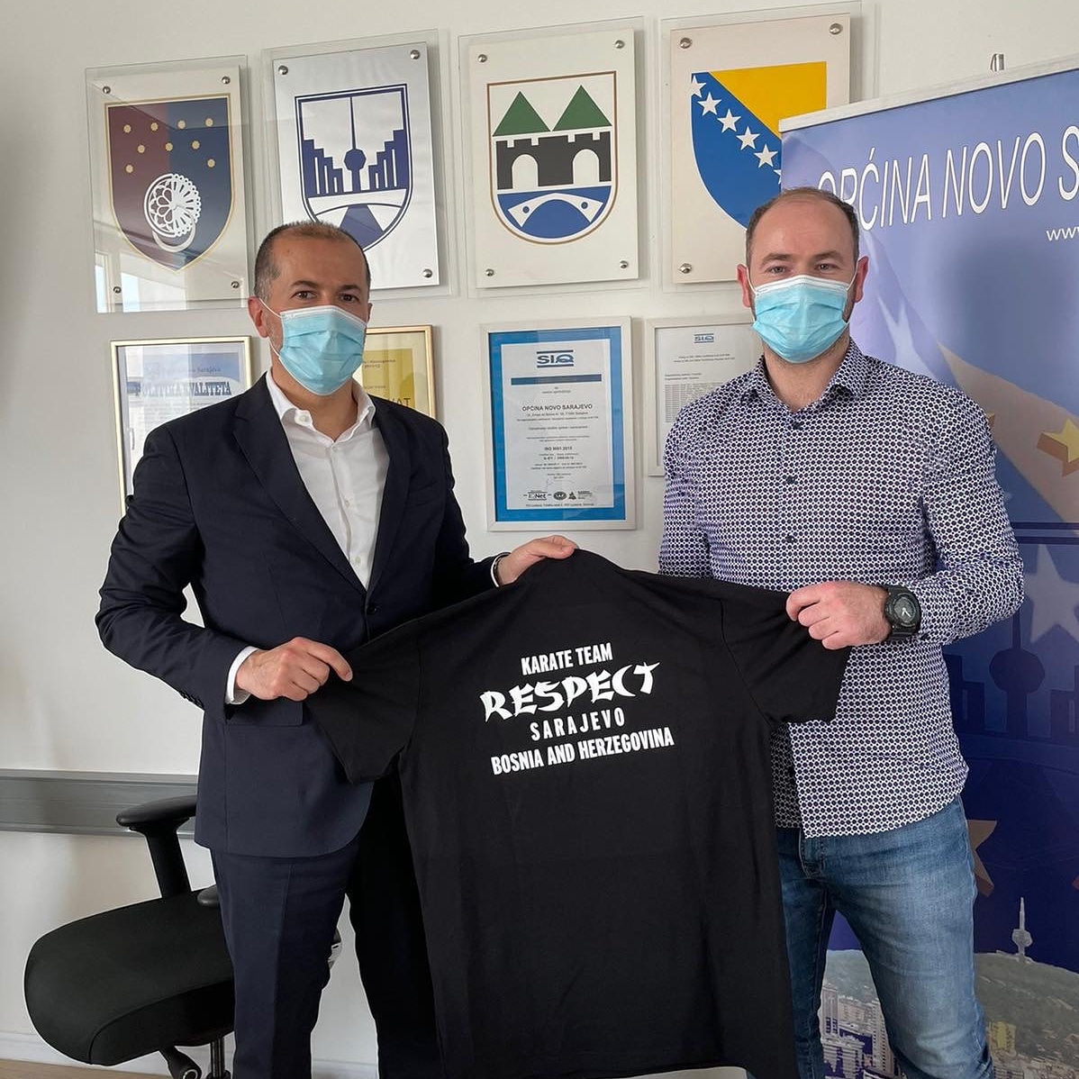 VijeceS's tweet photo. Vijeće mladih Općine Novo Sarajevo, zajedno sa svojom članicom Karate klubom "RESPECT" i njihovim predstavnikom Nerminom Poturom je danas održalo sastanak s općinskim načelnikom dr. Hasanom Tanovićem.

Tema sastanka je bila iznalaženje trenažnog prostora za članove ovog kluba. https://t.co/hn0K02EP80