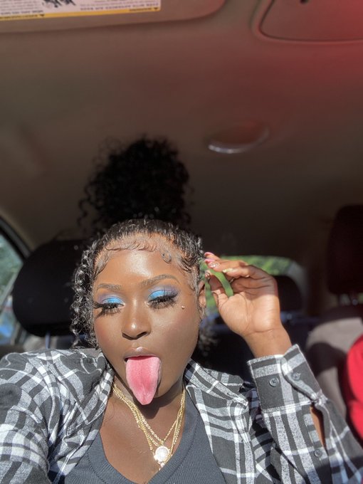 2 pic. The sun just loves me 🥰 Have a great day ❤️ https://t.co/Z33aG73k8g