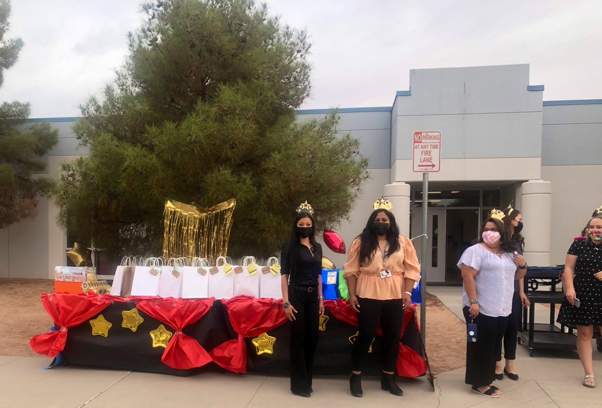 adecantu7's tweet photo. Rolling out the red carpet for our 1st graders 🎊🤩 #DHEBobcats https://t.co/k0D70fHHhu