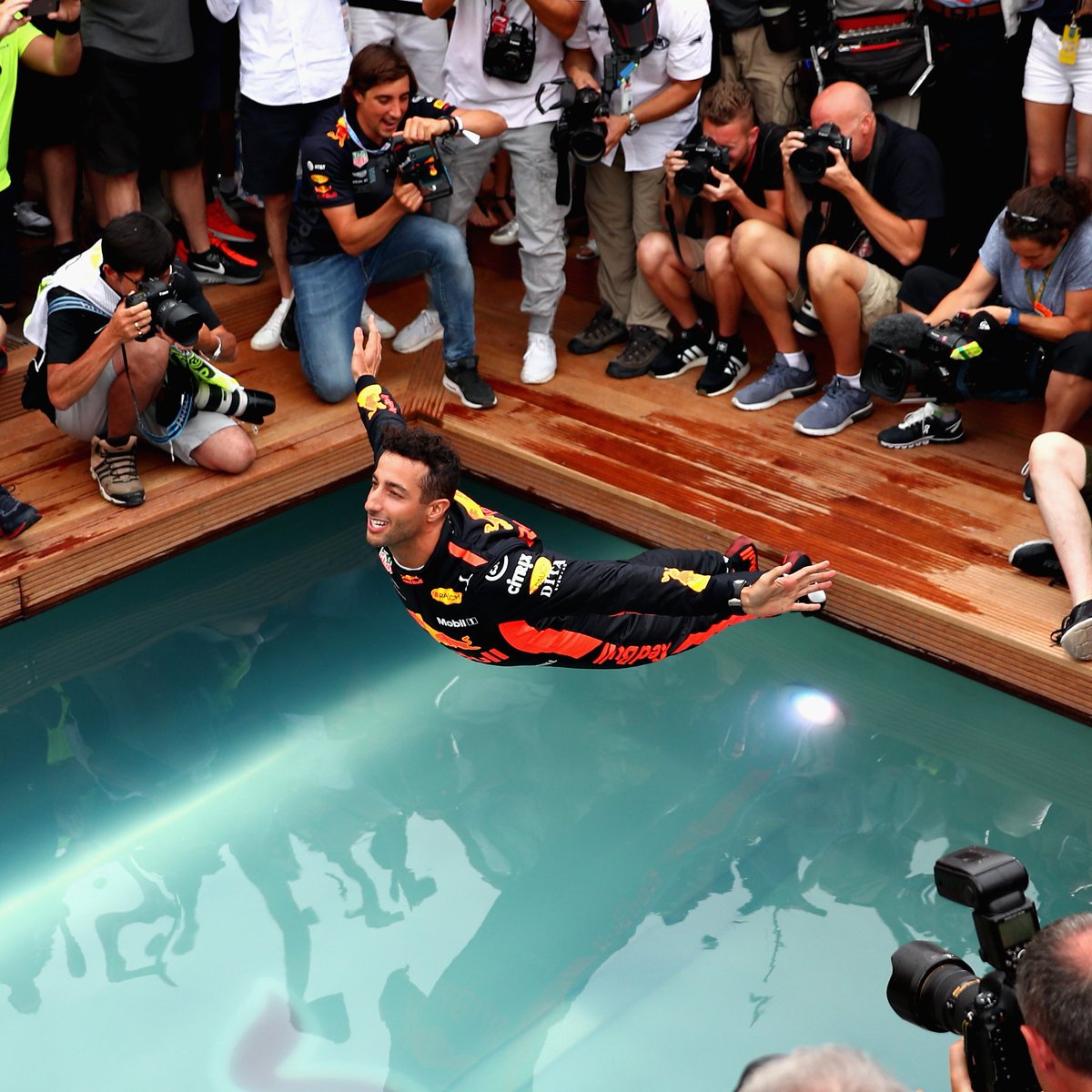 F1's tweet image. Exactly three years ago 🗓️

10/10 for the race win 🏆

10/10 for the dive 👏

#MonacoGP 🇲🇨 #F1 @danielricciardo