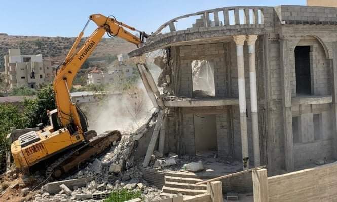 Israeli occupation forced a #Palestinian to self-demolish his house to avoid paying exorbitant costs if the Jerusalem municipality carries out the demolition on its own.