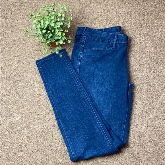 SarahLouisas's tweet photo. So good I had to share! Check out all the items I'm loving on @Poshmarkapp #poshmark #fashion #style #shopmycloset #levis: https://t.co/zQ39JZVAbx https://t.co/HgAHkQv4RG