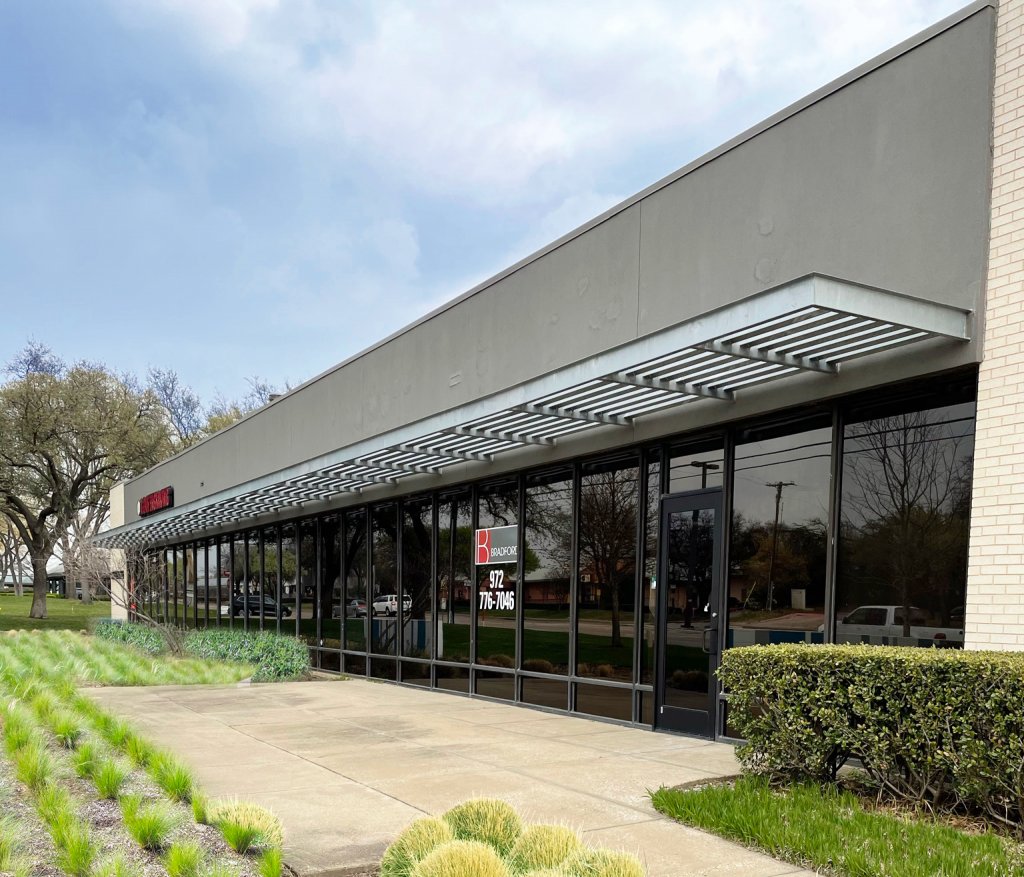 BradfordCRE's tweet photo. #dealoftheweek New leases signed at Retail Center - Midway Center! Congratulations to Elizabeth Hooper and Melanie Hughes on the Retail Deals. https://t.co/mdG9L5H7uc #bradfordcre #baleysbridal #newlease #retail #dallasretail #midwaycenter #commercialrealestate #cre https://t.co/99kyPzXuV2