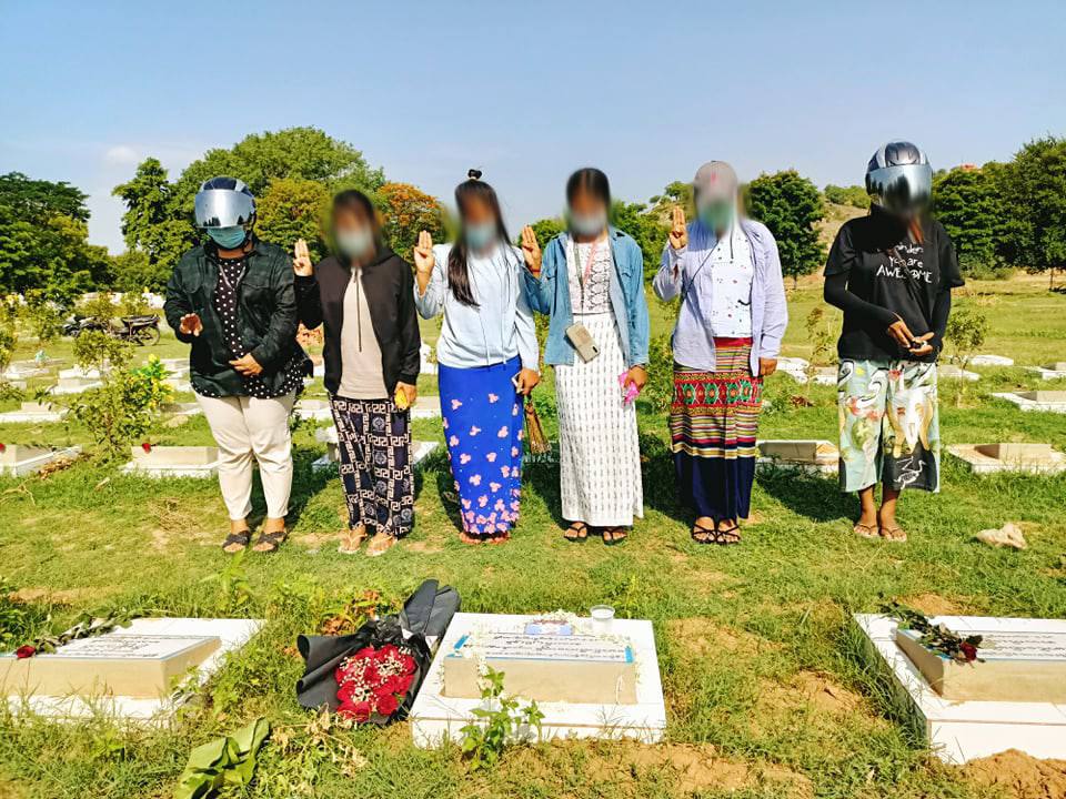 Sandar57092283's tweet photo. In honor of fallen heroes during spring revolution, anti-coup protesters are offering Roses at the cemetery in Mandalay on this 2 month’s memorial day. May all your brave souls rest in power. #May27Coup #StopInternetRestrictions #WhatsHappeningInMyanmar https://t.co/8l0r2twzpN https://t.co/BGnGRmTsI0