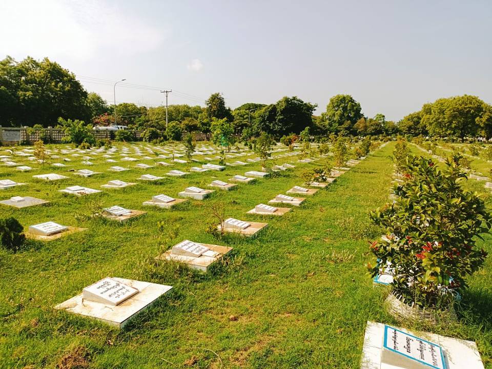 Sandar57092283's tweet photo. In honor of fallen heroes during spring revolution, anti-coup protesters are offering Roses at the cemetery in Mandalay on this 2 month’s memorial day. May all your brave souls rest in power. #May27Coup #StopInternetRestrictions #WhatsHappeningInMyanmar https://t.co/8l0r2twzpN https://t.co/BGnGRmTsI0